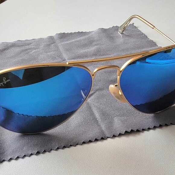 Ray-Ban RB3025 Aviator Sunglasses - Picture 3 of 5